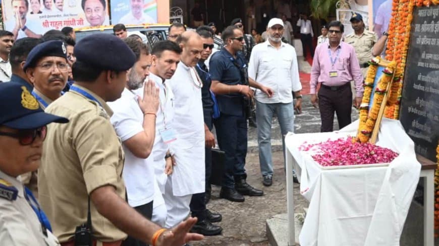 फिर किरकिरी...राहुल गांधी ने दादी इंदिरा को जूते पहनकर अर्पित की पुष्पांजलि