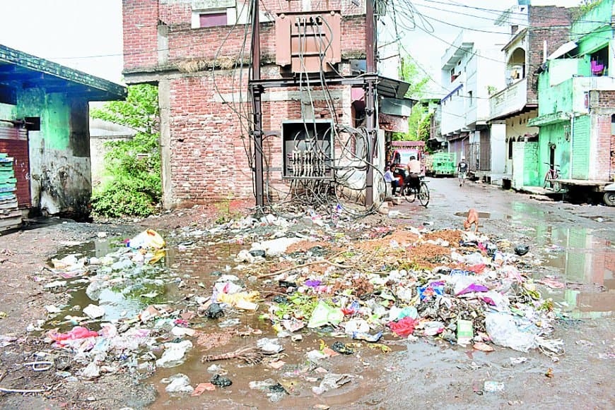 हर माह वेतन पर डेढ़ करोड़ से ज्यादा खर्च फिर भी शहर कचरे से पटा