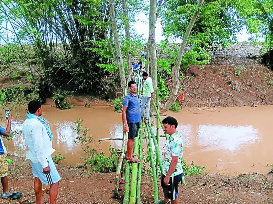 जान हथेली पर लेकर बेलहवा नदी पार करते हैं लोग