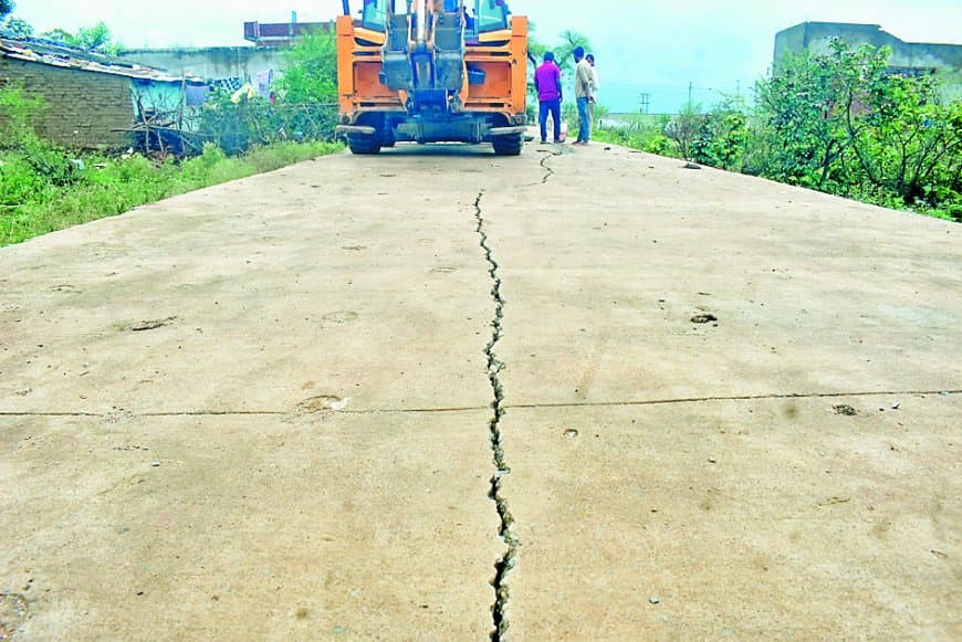 ककड़ी की तरह दरक गई सड़क लापरवाही छिपाने लगाया सीमेन्ट का लेप