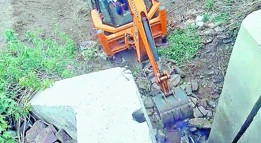दबंगों ने जेसीबी से तोड़ा करोड़ों का सिमरी-सूरत बांध