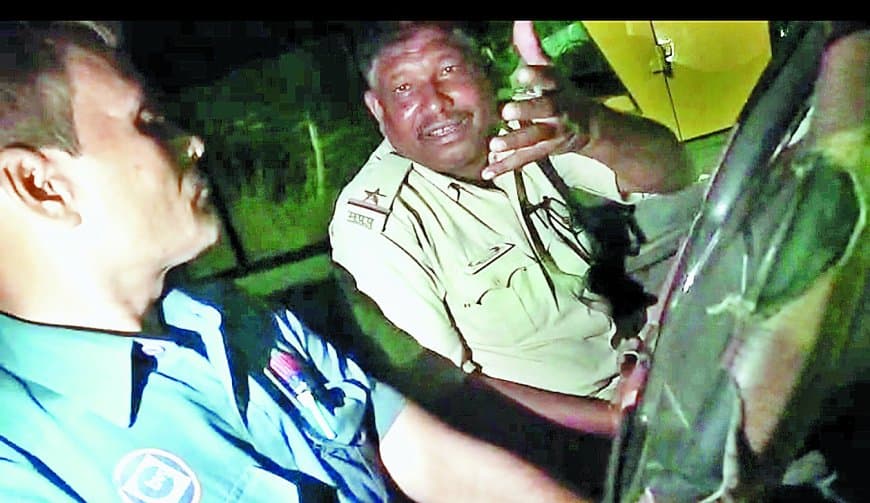 वीडियो वायरल होने पर एएसपी ने किया लाइन अटैच, सीएसपी को सौंपी गई जांच