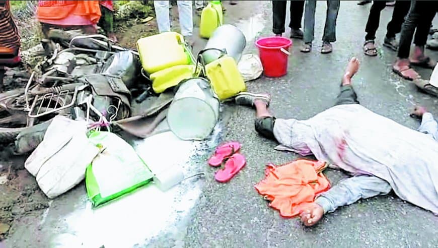तेज रफ्तार कोल वाहन ने दूध बेचने जा रहे बाइक सवार अधेड़ को कुचला, मौत