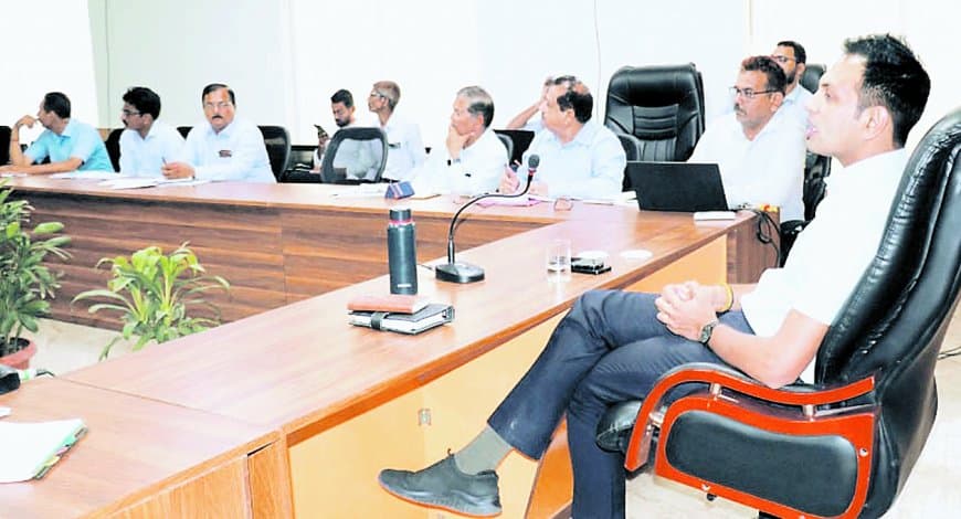 टीएल बैठक में ननि आयुक्त के दिखे सख्त तेवर, अवैध कॉलोनी को लेकर दिए कड़े निर्देश