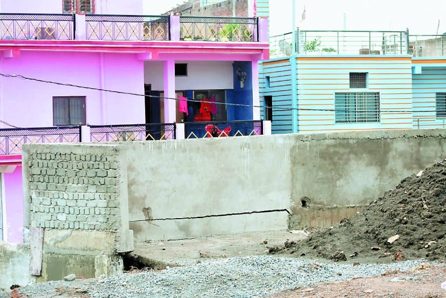 ...तो क्या फिर डूबेगा उतैली! नारायण तालाब की  दीवार में आई दरार