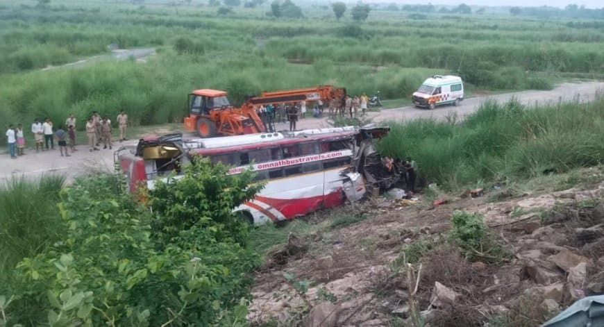 आगरा-लखनऊ एक्सप्रेस-वे की रेलिंग तोड़ नीचे जा गिरी बस