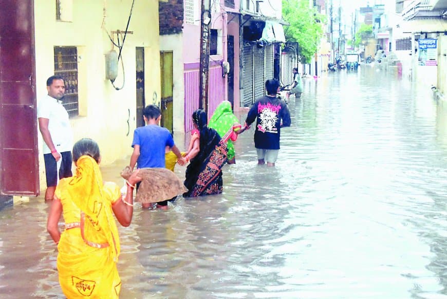 तीन इंच की बारिश में फिर घरों व दुकानों में घुसा पानी