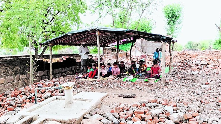 गुमटी में पढ़ाई कर देश का भविष्य गढ़ रहे छात्र