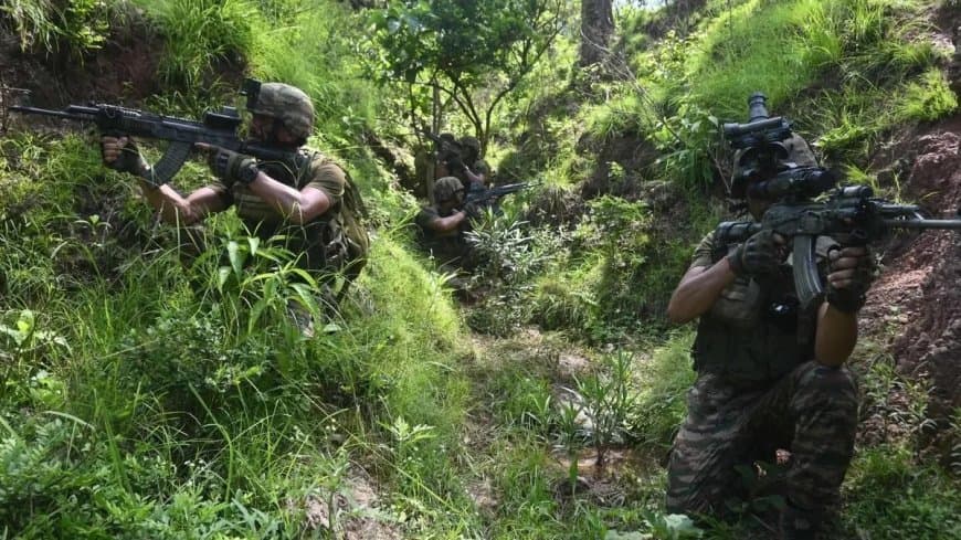 जैश का एक आतंकी ढेर, तीन को जवानों ने घेरा 