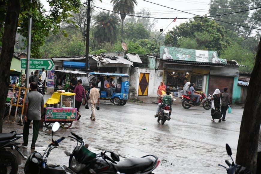 रिमझिम फुहारों से भींग रहा जिला: शहर के दो स्थानों में गिरी बिजली, बड़ा हादसा टला