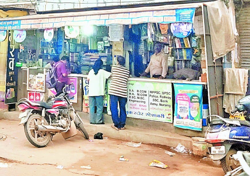 कैसे हो पढ़ाई: छात्रों को ढूढ़े नहीं मिल रहीं एनसीईआरटी की किताबें