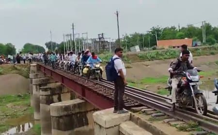जिंदगी से खिलवाड़! जाम में फंसे तो ट्रैक पर ही दौड़ा दी बाइक