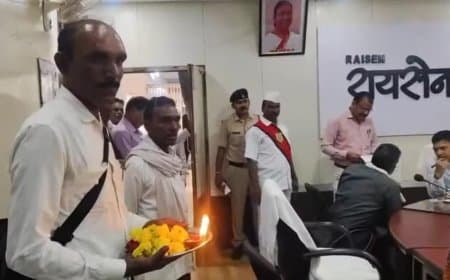 जनता दरबार में पूजन की थाली सजा कर पहुंचा ठेकेदार