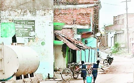बाल्टी में पानी ढो रहा देश का भविष्य, जिम्मेदार बेफिक्र