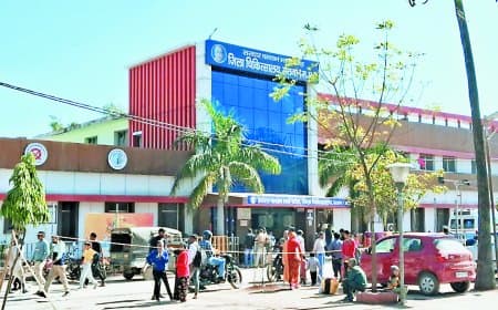 कैसे मिले इलाज: जिला चिकित्सालय में चिकित्सकों का टोटा, चाहिए 55 तो तैनाती केवल 19 की ही