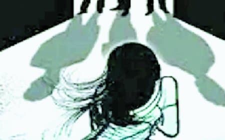 मानसिक कमजोर किशोरी से पड़ोसियों ने किया गैंग रेप