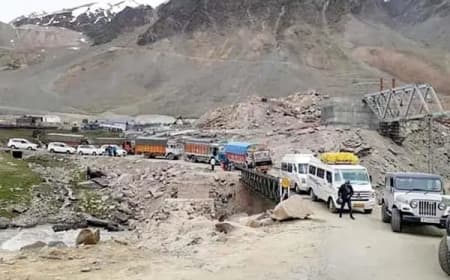 हिमाचल: मनाली-लेह NH3 भूस्खलन से बंद, फंसे सैकड़ों वाहन, जानें ताजा अपडेट
