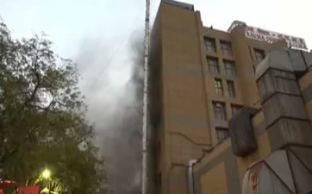 दिल्ली AIIMS ट्रॉमा सेंटर के ट्रांसफार्मर में लगी आग, 8 फायर ब्रिगेड की गाड़ियां मौके पर