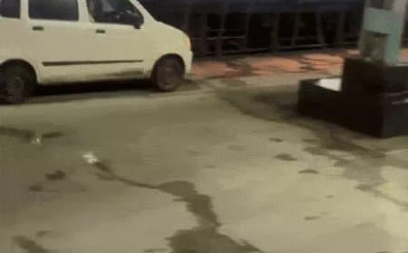 भोपाल स्टेशन के प्लेटफॉर्म पर दौड़ाई कार और स्कूटर 
