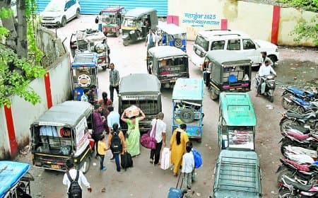ऑटो चालकों की धमाचौकड़ी से स्टेशन का सेकंड इंट्री गेट जाम