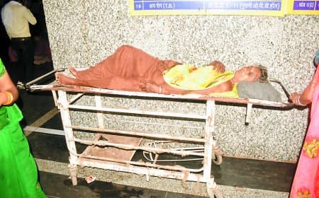 यह कैसी संवेदनशीलता : कबाड़ स्ट्रेचर में मरीज, नए से ढोई जा रही दवाईयां