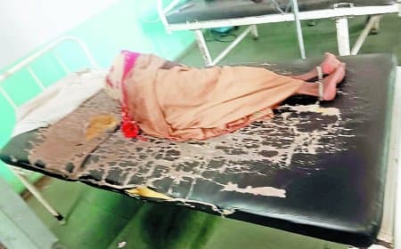 सामुदायिक स्वास्थ्य केंद्र में गंदगी-दुर्गंध से डॉक्टर भी परेशान