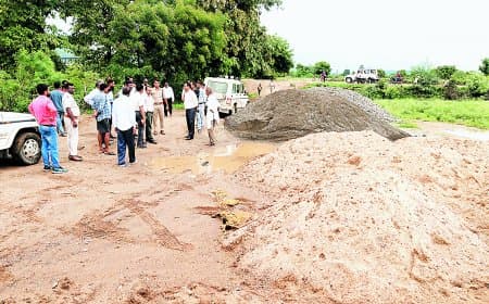 पिता-पुत्र पर एफआईआर रेत के अवैध भंडारण पर छापा