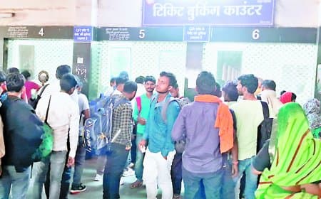 स्टेशन में पिछले माह से तीन एटीवीएम मशीनें शटडाउन