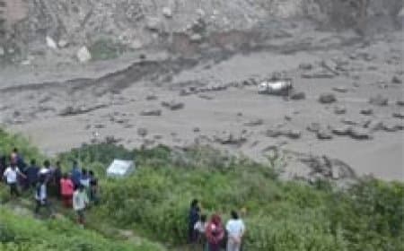 नेपाल और चीन को जोड़ने वाला पुल बाढ़ में बहा, 6 चीनी नागरिकों सहित 20 लोग लापता