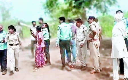महिला आरक्षक का डंडे से सिर फोड़ा, टीआई को दांतों से काटा