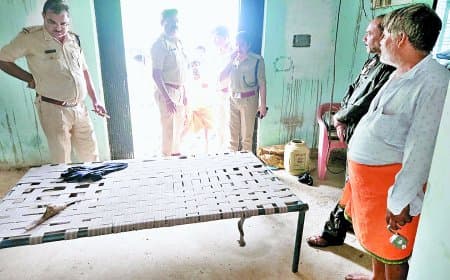 गले में चाकू मारकर युवक की हत्या