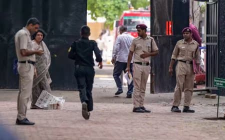 दिल्ली के 45,बेंगलुरु के 40 स्कूलों को बम से उड़ाने की धमकी