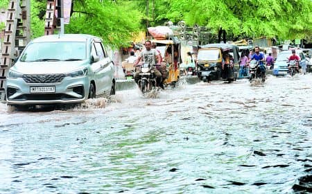 डूबा रहा बस स्टैंड, पानी-पानी रही सड़कें