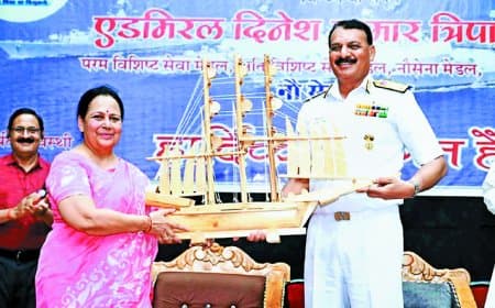 टीआरएस कॉलेज के युवा अभिप्रेरण कार्यक्रम में शामिल हुए नौसेना प्रमुख