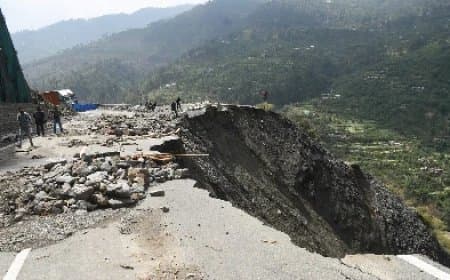 जम्मू-कश्मीर में माता वैष्णो देवी मार्ग पर भू-स्खलन