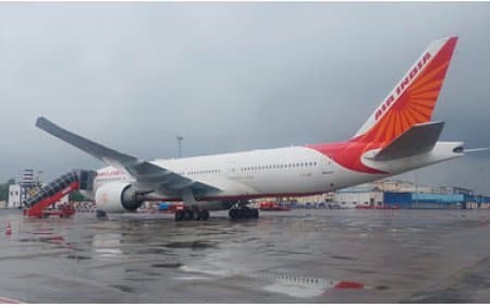 मुंबई में रनवे पर फिसला प्लेन... फट गए तीन टायर, इंजन भी डैमेज
