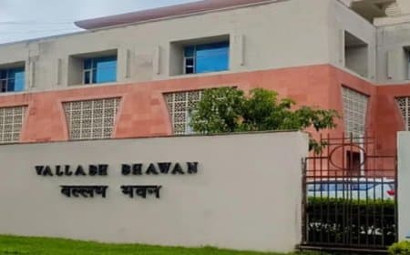 अब सरकार ने आईएएस सिबी चक्रवर्ती को सीएम सचिवालय से हटाया
