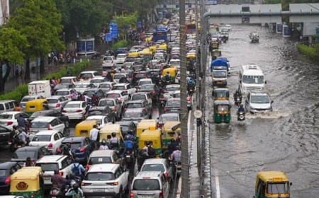 दिल्ली पानी-पानी, सड़क- घर- दुकान लबालब.. रेंगते नजर आए वाहन