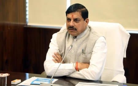कर्ज पर कर्ज ले रही सरकार... और अफसर तोड़ रहे करप्शन की ‘रोटी’