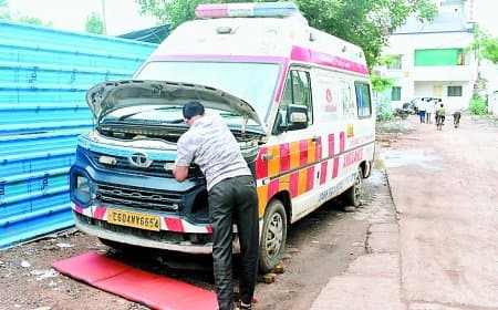 108 एम्बुलेंस सेवा की लापरवाही से मरीज की जान पर बन आई: रामनगर में ऑन-रोड दिखाकर गाड़ी खड़ी रखी, ड्राइवर और EMT सस्पेंड