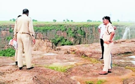 बहुती प्रपात में छलांग लगाने वाले देवर-भाभी का 24 घंटे बाद भी नहीं चला सुराग, सोशल मीडिया पोस्ट से मचा हड़कंप