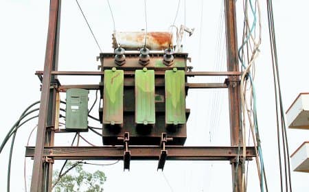 मप्र पूर्व विद्युत कंपनी के 21 जिलों में रीवा सबसे बदहाल: 183 ट्रांसफार्मर जलकर फेल, गांवों में अंधेरा, किसान बेहाल