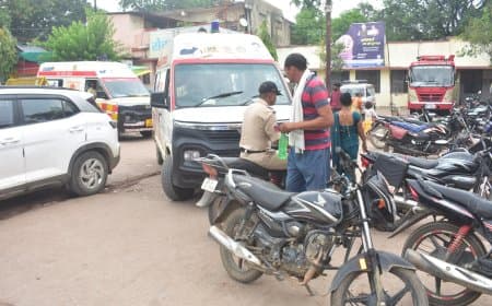 जिला अस्पताल सतना में अवैध पार्किंग बनी आपातकालीन सेवाओं में बाधा: एम्बुलेंस जाम में फंसी, मरीजों की जान जोखिम में