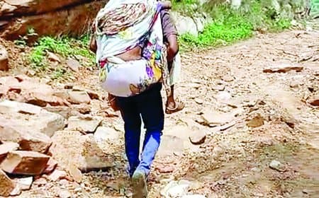 चित्रकूट के थर पहाड़ गांव में मरीजों को पीठ पर लादकर ले जाना मजबूरी, न सड़क, न स्वास्थ्य सुविधा