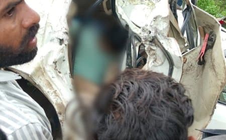 देवास में पेड़ से टकराई तेज रफ्तार कार, तीन की मौत