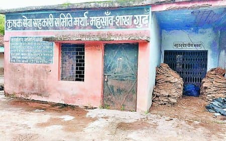 सरकारी भवन बना निजी गोदाम: गुढ़ तहसील के खजुहा कला में दबंगों का कब्जा, राशन और लकड़ी से भरा सरकारी परिसर