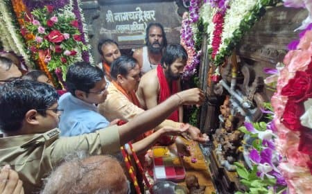 रात 12 बजे खुले नागचंद्रेश्वर के पट...  ढाई लाख भक्तों ने किए दर्शन