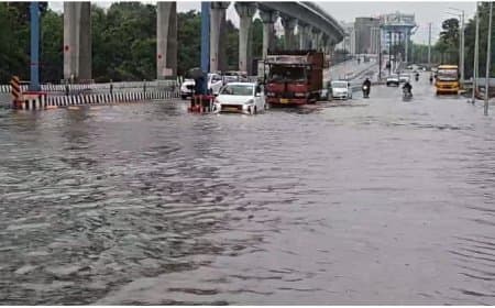 भोपाल में मूसलाधार बारिश: जनजीवन अस्त-व्यस्त, स्कूल बंद; तालाबों का जलस्तर बढ़ा