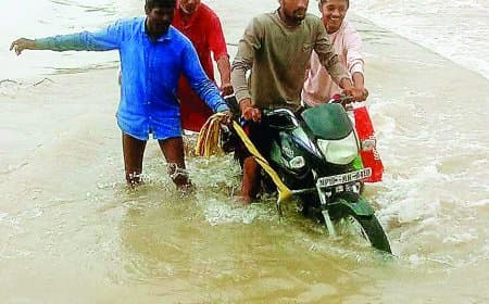 78 साल की आजादी के बाद भी सेमरा गांव में न सड़क बनी, न पुल - बीमारों को चारपाई पर ढोकर ले जा रहे ग्रामीण, हर बरसात में कट जाता है संपर्क