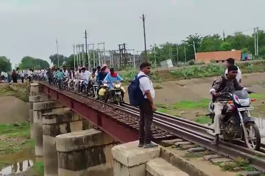 जिंदगी से खिलवाड़! जाम में फंसे तो ट्रैक पर ही दौड़ा दी बाइक